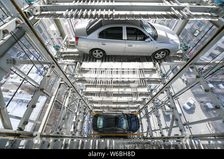 Le macchine vengono parcheggiate in 26 piani di parcheggio in garage con sistema di parcheggio automatico (APS) in Taiyuan, città del nord della Cina nella provincia dello Shanxi, 29 maggio 2018. A 26- Foto Stock