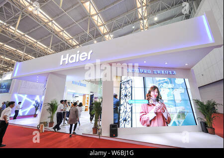 --FILE -- la gente visita lo stand della Haier durante la seconda Mondiale Congresso di intelligence, noto anche come WIC2018, a Tianjin, Cina, 16 maggio 2018. Come Chi Foto Stock