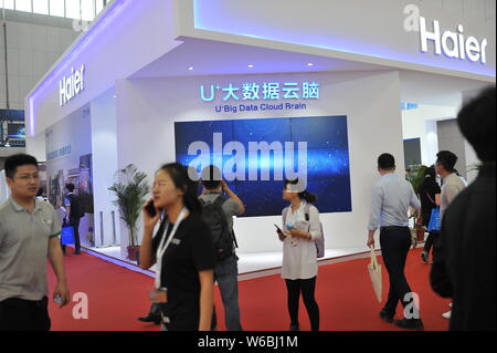 --FILE -- la gente visita lo stand della Haier durante la seconda Mondiale Congresso di intelligence, noto anche come WIC2018, a Tianjin, Cina, 16 maggio 2018. Come Chi Foto Stock