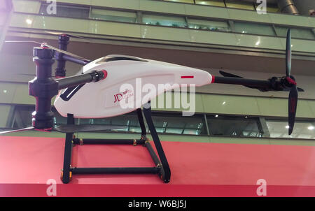 --FILE--una consegna senza equipaggio drone è in esposizione presso lo stand di cinesi rivenditore online JD.com durante una expo nella città di Shenzhen, nel sud della Cina di Guangdo Foto Stock