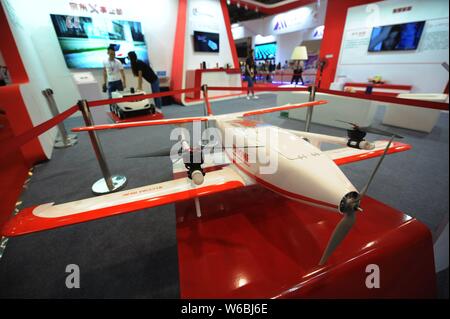 --FILE--una consegna senza equipaggio drone è in esposizione presso lo stand di cinesi rivenditore online JD.com durante un expo di Pechino, 22 settembre 2017. Foto Stock