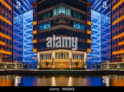 I grandi edifici e i grattacieli sono illuminati sul North Bund di Puxi, Shanghai, Cina, 22 maggio 2018. Foto Stock
