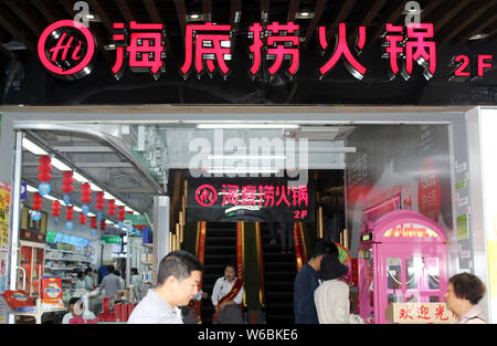 --FILE--pedoni a piedi passato una bollitore ristorante di Hai di Lao nella città di Xiamen, a sud-est della Cina di provincia del Fujian, 21 aprile 2018. Hai di Lao è stato il Foto Stock