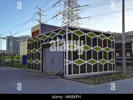 La magia a forma di cubo wc pubblico è decorata con forma quadrata di piante in diversi colori a Pechino, in Cina, il 3 maggio 2018. Un wc pubblico featur Foto Stock