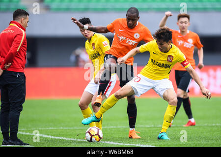 Calcio ecuadoriana player Jaime Ayovi, al centro di Pechino Renhe sfida i giocatori di Guangzhou Evergrande Taobao nel loro undicesimo round match durante th Foto Stock