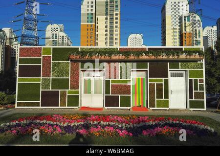 La magia a forma di cubo wc pubblico è decorata con forma quadrata di piante in diversi colori a Pechino, in Cina, il 3 maggio 2018. Un wc pubblico featur Foto Stock