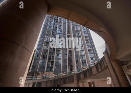 Una vista di 5 piani a spirale alta parcheggio in una zona residenziale di Chongqing Cina, 6 maggio 2018. I conducenti devono fare più giri a 360° t Foto Stock