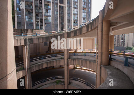 Una vista di 5 piani a spirale alta parcheggio in una zona residenziale di Chongqing Cina, 6 maggio 2018. I conducenti devono fare più giri a 360° t Foto Stock