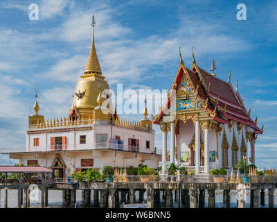 Bang Pakong, Tailandia - 16 Luglio 2017: Wat Hong Thong, un tempio costruito su una piattaforma di cemento sulla costa di Chachoensao in Thailandia dopo il mare sta Foto Stock