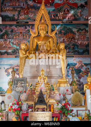 Bang Pakong, Tailandia - 16 Luglio 2017: interni di Wat Hong Thong, un tempio costruito su una piattaforma di cemento sulla costa di Chachoensao in Thailandia dopo Foto Stock