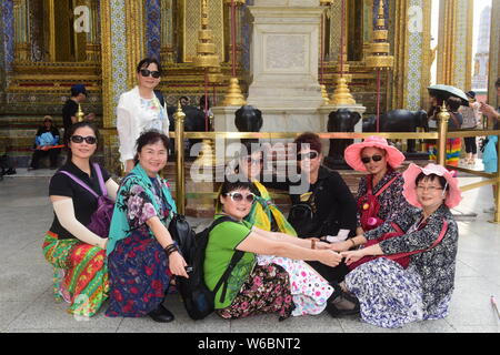 --FILE--turisti cinesi rappresentano per le foto di Bangkok, Thailandia, 10 marzo 2017. I dati forniti da un viaggio sulla piattaforma di servizio indica che i biglietti aerei Foto Stock