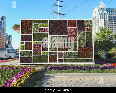 La magia a forma di cubo wc pubblico è decorata con forma quadrata di piante in diversi colori a Pechino, in Cina, il 3 maggio 2018. Un wc pubblico featur Foto Stock