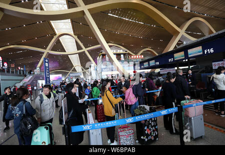 --FILE--i passeggeri effettuano il check in presso il contatore di China Eastern Airlines a Kunming Changshui Aeroporto Internazionale nella città di Kunming, a sud-ovest della Cina di Foto Stock