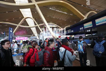 --FILE--i passeggeri effettuano il check in presso il contatore di China Eastern Airlines a Kunming Changshui Aeroporto Internazionale nella città di Kunming, a sud-ovest della Cina di Foto Stock