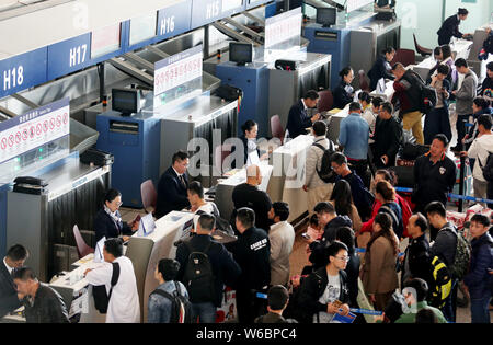 --FILE--i passeggeri effettuano il check in presso il contatore di China Eastern Airlines a Kunming Changshui Aeroporto Internazionale nella città di Kunming, a sud-ovest della Cina di Foto Stock