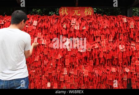 Benedizioni scritto da genitori cinesi nella preghiera i loro figli per buona fortuna nel prossimo collegio nazionale esame di ammissione, noto anche come gaokao, sono Foto Stock