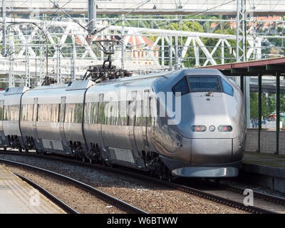 Oslo - Giugno 15, 2017: Dopo quasi venti anni di servizio, il treno Airport Express (Flytoget), qui raffigurato a Oslo Central Station, è ancora un rapido Foto Stock