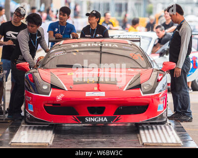 Bang Saen, Tailandia - 28 Giugno 2017: la Ferrari 458 di Chairat Sangtongat il controllo del peso durante la Thailandia Super Serie a Bang Saen Circuito di Strada Foto Stock