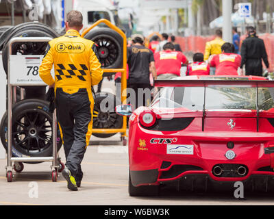 Bang Saen, Tailandia - 28 Giugno 2017: il pit lane dopo una sessione di prove con la Ferrari 458 di Chairat Sangtongat durante la Thailandia Super Serie A Foto Stock