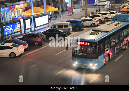 I veicoli sono allineati davanti ad una fermata autobus su un sistema a due vie a otto lane street nel Guizhou city, a sud-ovest della Cina di Guizhou, 11 maggio 2018. Semiscafi Foto Stock