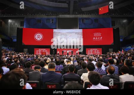 Le persone che frequentano la cerimonia il centoventesimo anniversario della Università di Pechino presso l Università di Pechino Khoo Teck Puat palestra a Pechino in Cina, 4 M Foto Stock