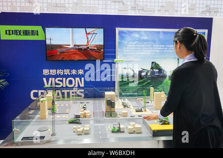 --FILE--un visitatore è visto presso lo stand di Zoomlion durante l'Expo di Shanghai, in Cina, il 10 maggio 2018. Cinese aziende ambientali hanno attirato intere Foto Stock
