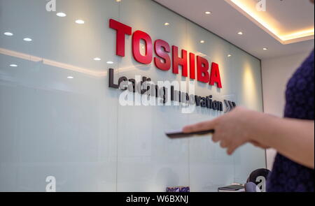 --FILE--Vista del quartier generale della multinazionale giapponese Toshiba conglomerato a Pechino in Cina, 2 luglio 2015. Regolatori cinesi hanno approvato gli OT Foto Stock