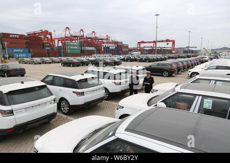 --FILE--auto importate sono rivestite fino al porto di Qingdao nella città di Qingdao, Cina orientale della provincia di Shandong, 13 aprile 2018. La Cina sarà tagliato tari di importazione Foto Stock