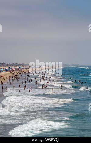 Affollata spiaggia di Huntington Beach CA Foto Stock