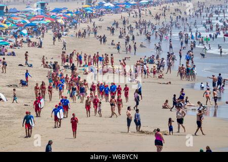 Affollata spiaggia un giorno di estate in Huntington Beach California Foto Stock