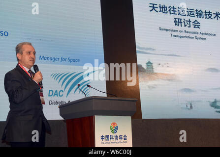 Gennaro Russo, capo dei programmi spaziali ufficio presso il Centro Italiano Ricerche Aerospaziali (CIRA), assiste la ventesima riunione annuale della Cina una Foto Stock