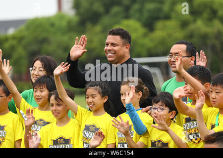 Il calcio brasiliano star Ronaldo Luis Nazario de Lima, centro, comunemente noto come Ronaldo, visita una delle sue scuole di calcio in Cina a Shanghai, 20 maggio 2 Foto Stock