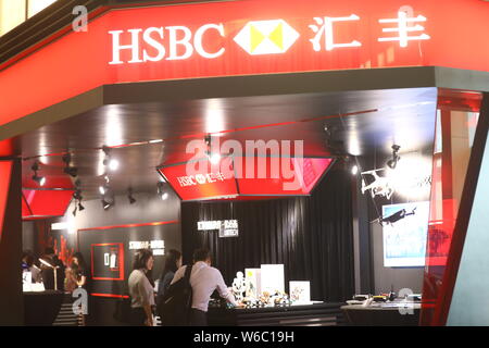 --FILE -- la gente visita lo stand della HSBC (Hong Kong e Shanghai Banking Corporation Limited) durante una mostra a Shanghai in Cina, 10 Novembe Foto Stock