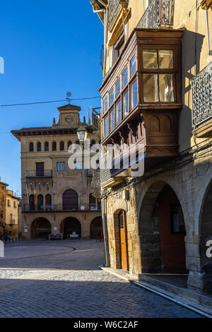 Una strada nel centro storico di Olite con il municipio in background, Navarra, Spagna Foto Stock