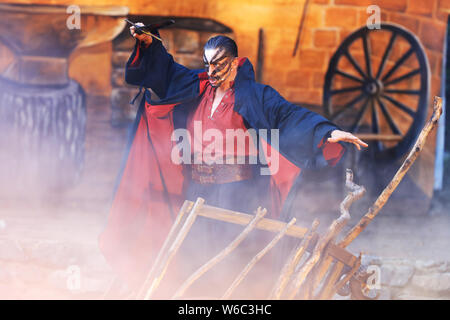 Altenbrak, Germania. 31 Luglio, 2019. Un attore stand durante la prova del Waldbühne Altenbrak nelle montagne Harz. Venerdì prossimo vedrà la premiere di 'Laroranja', una fantasia musical circa il cielo Nebra disco. Intorno 40 attori e comparse giocherà nel gioco. Credito: Pietro Gercke/dpa-Zentralbild/dpa/Alamy Live News Foto Stock