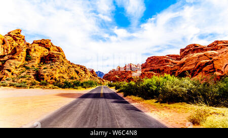 Il Mouse serbatoio della strada circondata da Red Azteca montagne di arenaria in il Parco della Valle di Fire State in Nevada, STATI UNITI D'AMERICA Foto Stock