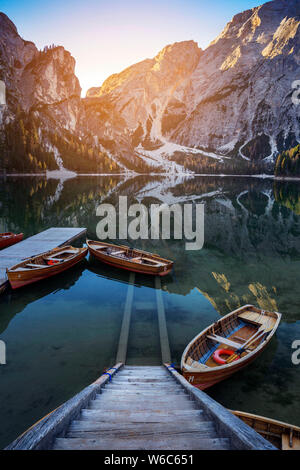 Lago di Braies a sunrise. Dolomity, Italia Foto Stock