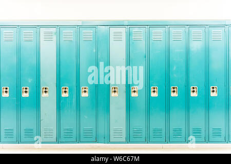 Consumato il turchese gli armadietti di scuola dritto Foto Stock