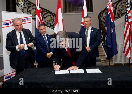 (Da sinistra a destra) Regno Unito la Procura Generale Geoffrey Cox, del Canada il Ministro della giustizia Francois Daigle, Stati Uniti' Attorney General William Barr e Nuova Zelanda la Procura generale David Parker durante una cerimonia di firma come parte del Quintetto Incontro di avvocati generali in Westminster, Londra. Foto Stock