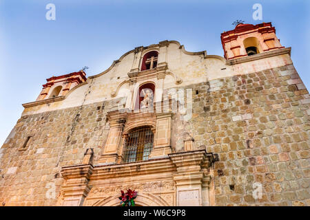 Facciata Esterna della Chiesa Tempio del Sangue Prezioso di Cristo Parroquia de la Preciosa Sangre de Cristo Oaxaca Messico. Costruita intorno al 1689 Foto Stock