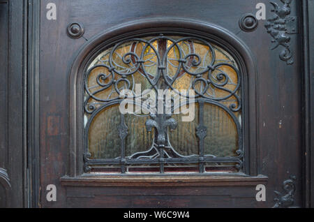 Letterbox nero su bianco parete wit graffiti Foto Stock