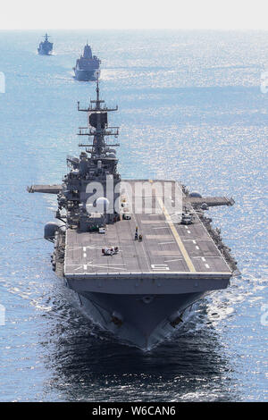 190730-N-MH210-1579 OCEANO ATLANTICO (30 luglio 2019) - The Wasp-classe assalto anfibio nave USS Bataan (LHD 5), il San Antonio-Class trasporto anfibio dock USS New York (LPD 21) e l'harpers Ferry-classe dock anfibio sbarco nave USS Oak Hill (LSD 51) partecipano a una simulazione di transito diritta durante una superficie Warfare Advanced Tactical Training (SWATT)esercizio con altri Stati Uniti Navy navi da guerra. Navi da guerra assegnato all'Bataan anfibio gruppo pronto partecipano all'esercizio nell'Oceano Atlantico, al largo della costa della Virginia, per mantenere la disponibilità, la professionalità e la letalità (U.S. N Foto Stock