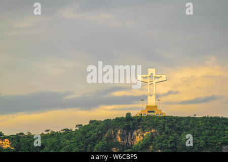 Il Cristo del Chiapas è un 203 piedi di altezza cross si trova nel villaggio di Copoyo, che domina la città di Tuxtla Gutiérrez, la capitale del Chiapas. Foto Stock