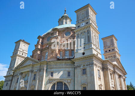 Santuario di Vicoforte chiesa in una soleggiata giornata estiva in Piemonte, cielo blu chiaro in Italia Foto Stock