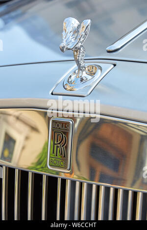 MONTE CARLO, Monaco - Agosto 19, 2016: Rolls Royce grigio auto di lusso statua e logo in un giorno di estate in Monte Carlo, Monaco. Foto Stock