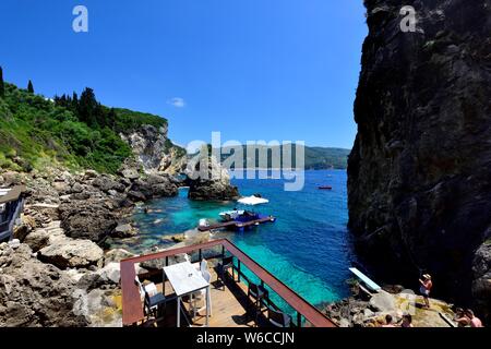 La Grotta Beach Bar,Paleokastritsa,Corfù, Grecia Foto Stock