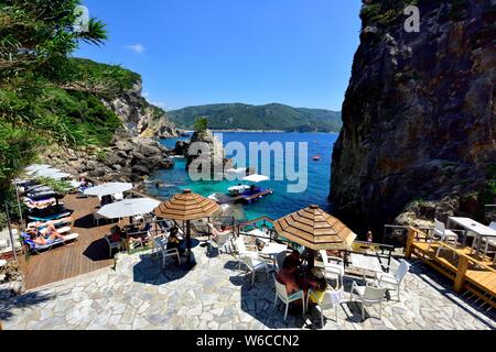 La Grotta Beach Bar,Paleokastritsa,Corfù, Grecia Foto Stock