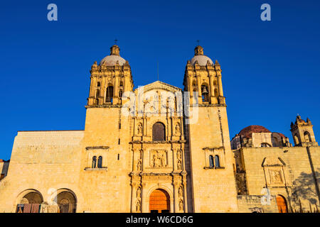 Santo Domingo de Guzman Facciata chiesa monastero Oaxaca Messico. Costruito tra il 1575 al 1857 Foto Stock