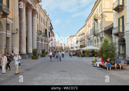 CUNEO, Italia - 13 agosto 2015: via dello shopping via Roma con la gente camminare ed edifici storici in una soleggiata giornata estiva, cielo blu in Cuneo, Italia. Foto Stock