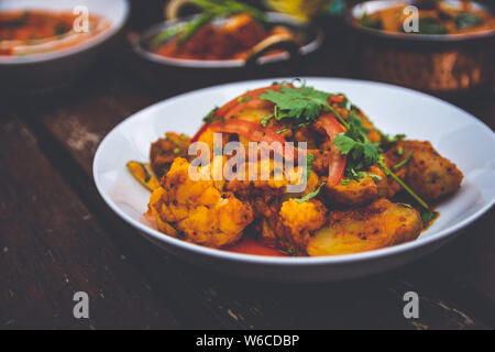 Autentici piatti indiani pronti a servire. Foto Stock